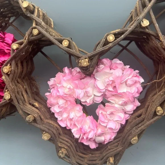 Grapevine triple heart Valentine wreath with paper hearts decor - Picture 3 of 9